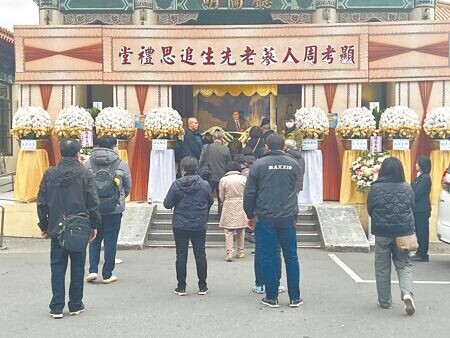 
電玩大亨周人蔘本月4日過世，18日新北市立殯儀館舉辦告別式，到場悼念的友人約莫30多人，場面冷清，相較當年風光的景象，不禁令人唏噓。（王揚傑攝）
