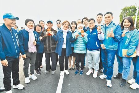 彰化縣東彰道路北段新闢工程18日舉行通車典禮,彰化縣長王惠美(前右五)等人體驗行走寬敞道路。(李京昇攝)