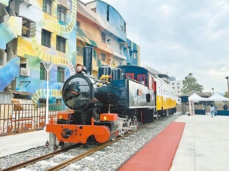 高雄三塊厝車站迎來百年蒸汽火車頭裝置,地點就在百年古蹟三塊厝舊木造站房的旁邊。(紀爰攝)