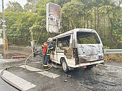 救護車機車相撞起火　騎士亡