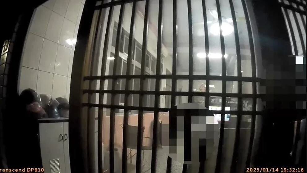 高市周黃男子與鄰居陳姓男子長期因停車等問題不睦，14日晚間雙方倒垃圾起衝突，周黃遭陳男兄弟毆，腹、背、手臂滿是遭刀刺傷的小洞、警方公布當時到被害人住家了解畫面，被害人妻子不用警方處理。記者石秀華／翻攝
