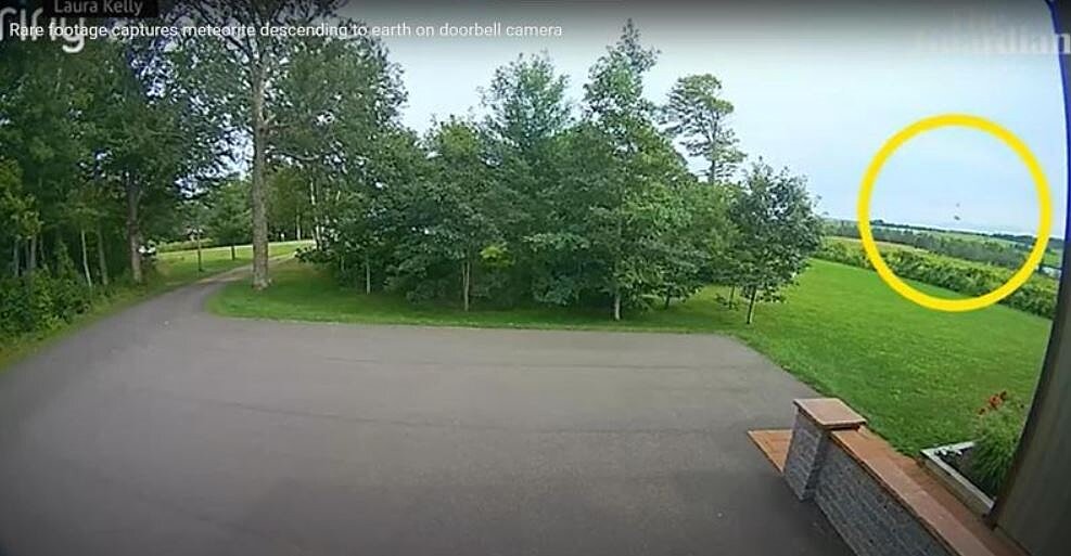加拿大某戶人家門口攝影機拍到罕見一刻,捕捉到一顆隕石撞擊地球並發出轟隆聲響的畫面與聲音,是史上首次。取自YT畫面