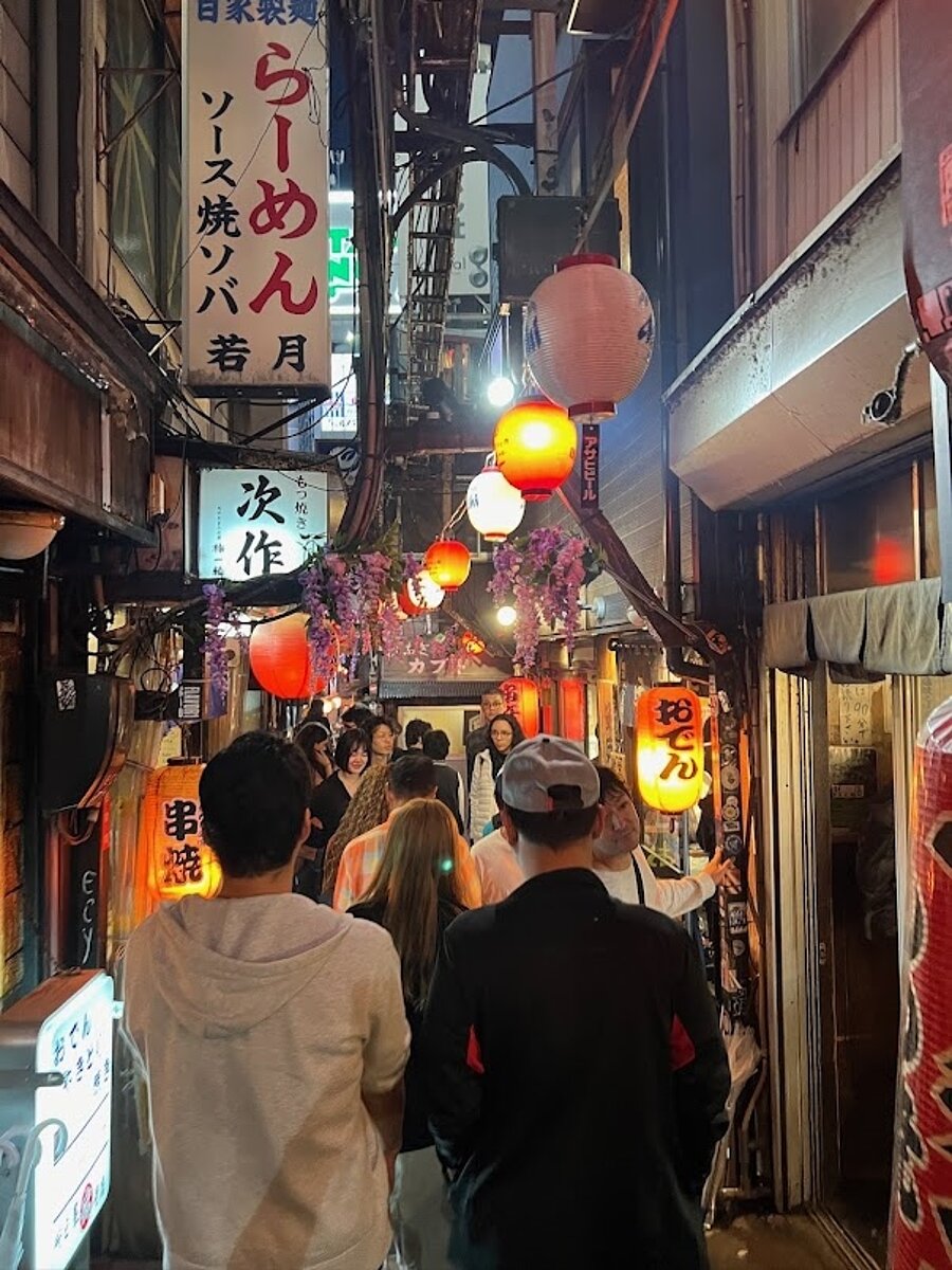 日本東京新宿的思出橫丁居酒屋街。圖／翻攝自Google maps
