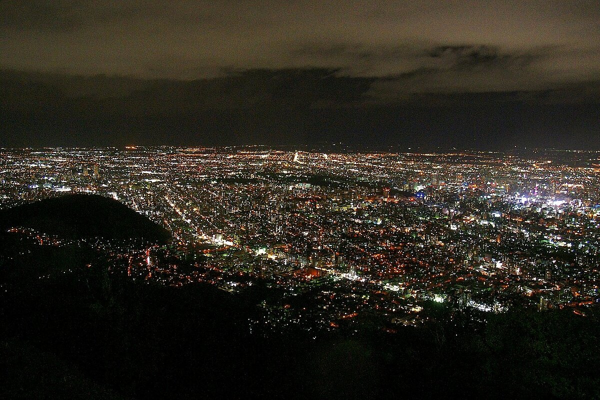 日本北海道札幌市從去年12月中旬起流感病人激增,持續創新高,救護車出動頻繁,有過30人在排隊的狀況。圖為札幌市/維基百科