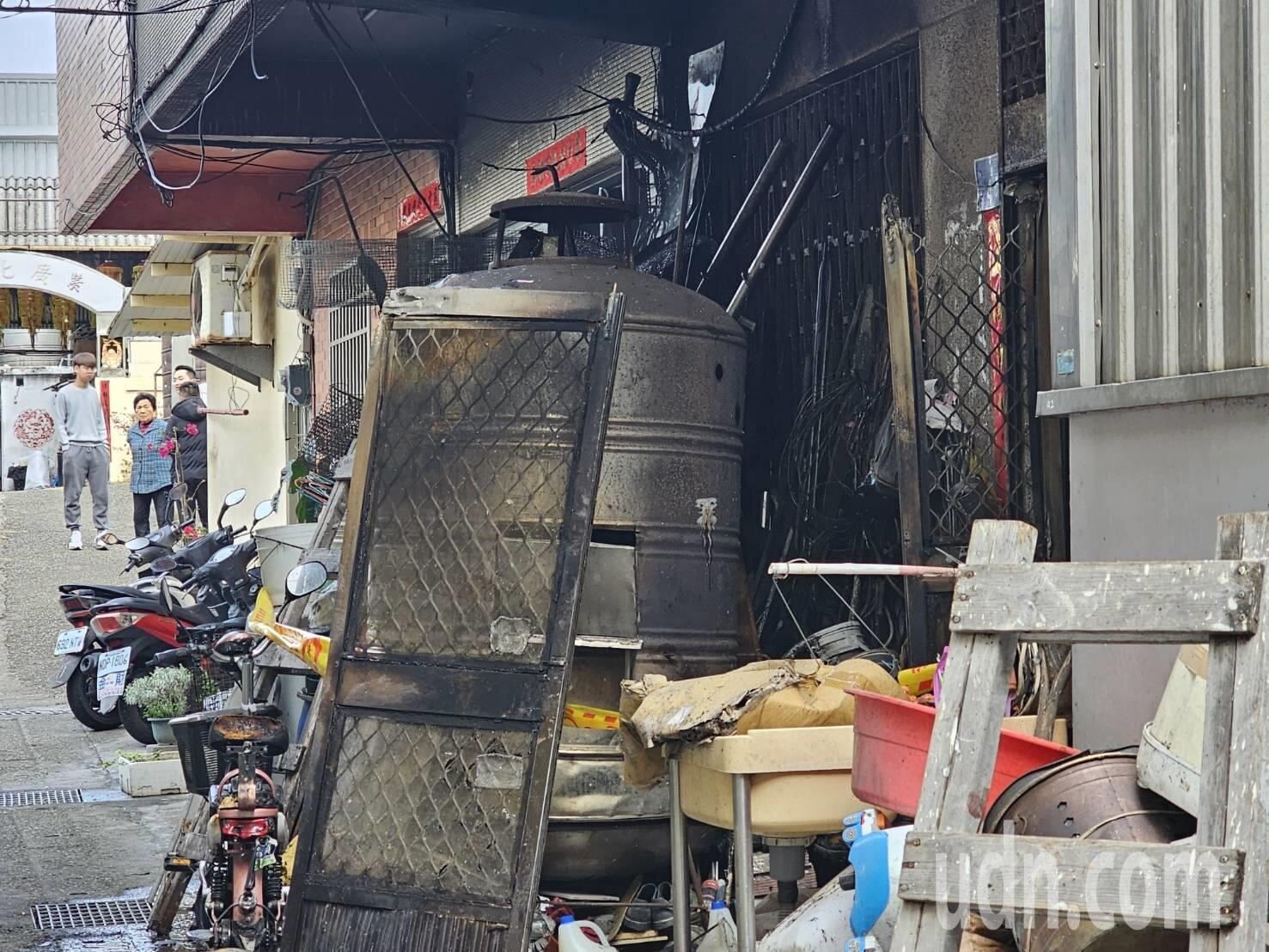 台中市沙鹿區今天清晨發生民宅大火,祖孫燒死,消防局火調人員在場採證,屋外一座大型金爐也是調查重點。記者游振昇/攝影