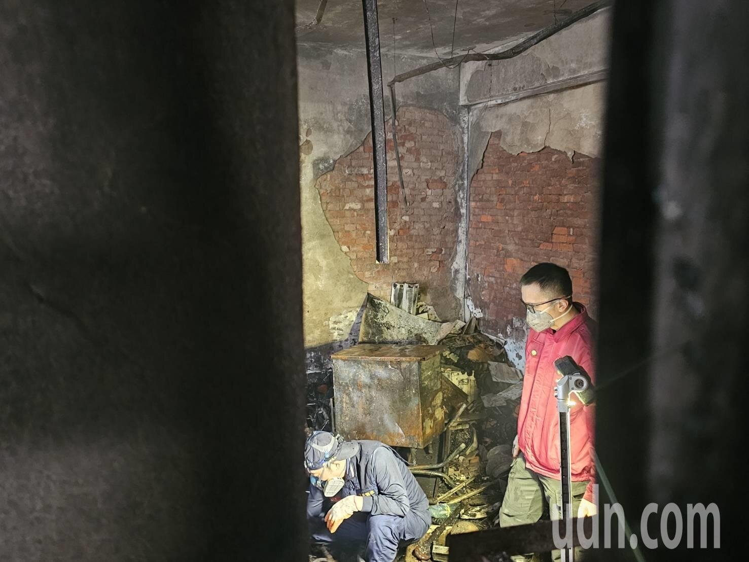 台中市沙鹿區今天清晨發生民宅大火,祖孫燒死,消防局火調人員在場採證。記者游振昇/攝影