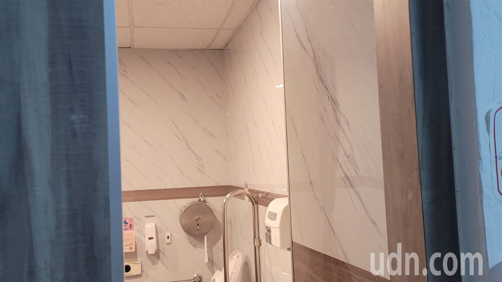 法官認為原屋主隱瞞滲漏水瑕疵，判決要給付買家23萬5千多元減少價金，圖為示意圖，非新聞所提廁所。記者游明煌／攝影 