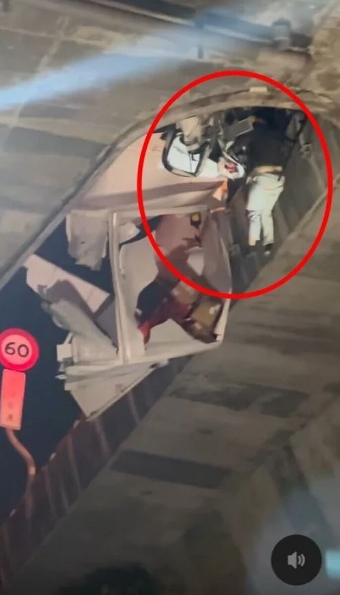 盧姓男子凌晨2時26分許駕載運蝦皮貨物的貨車行經國10鼎金路段時，突撞擊分向桿，車頭撞爛、車身懸在半空中，特搜人員綁繩索以垂吊方式將他救下至平面道路送醫搶救。圖／取自Threads：hino_profia_tractor
