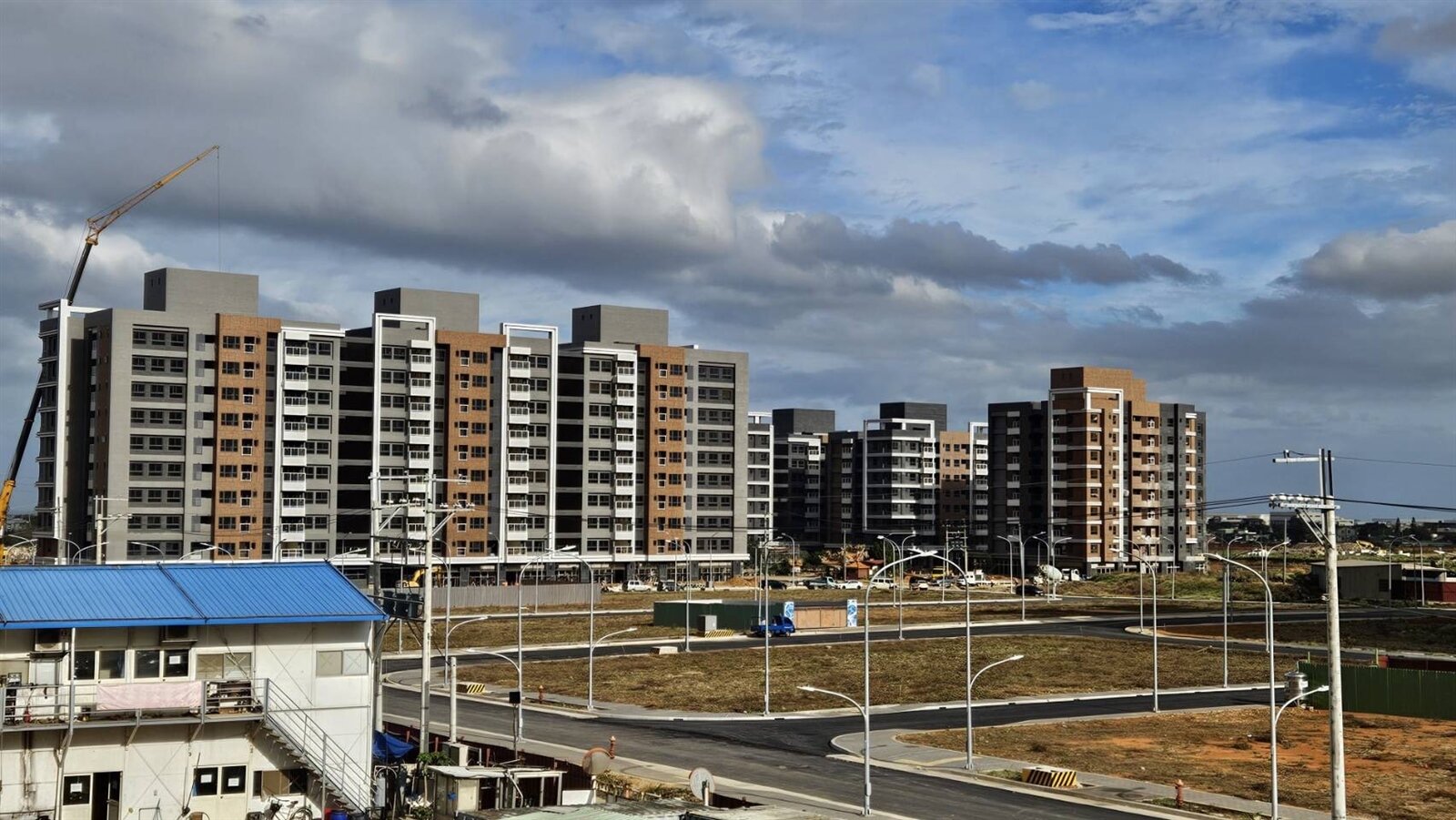 A18安置宅社區外觀臨高鐵青埔站不到一公里。圖:住發處提供