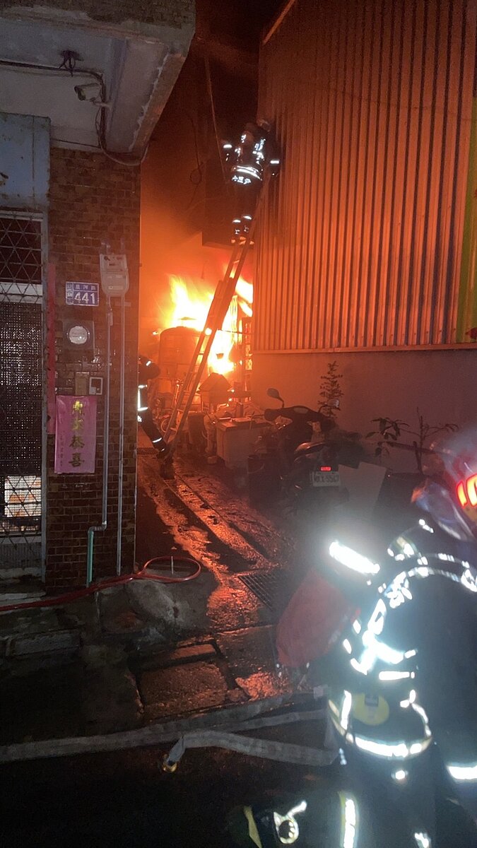 台中市沙鹿區星河路一處民宅19日凌晨3時47分發生火警。圖／台中市民政局提供