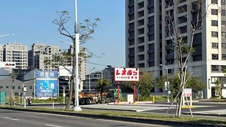 受惠台積電進駐,帶動全台不少區域房價熱翻,圖為高雄楠梓房地產廣告看板。圖∕本報資料照片