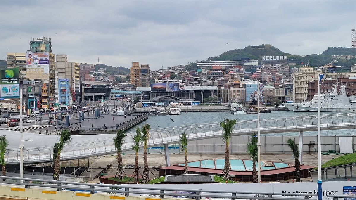 基隆市區與港區相鄰，得天獨厚市中心享有「海景第一排」，但忠一路周遭許多建物老舊、景觀雜亂、招牌不一，市府為維護海港周遭「景觀權」，訂定國門廣場周邊地區城市景觀自治條例輔導改善。記者游明煌／攝影 