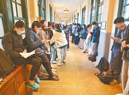 大學學測19日邁入第2天,主科國文、英文登場,各地天氣明顯轉冷,考生穿著厚重衣物在考場走廊複習做最後衝刺。(陳君瑋攝)