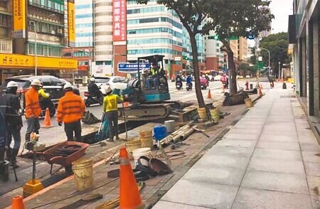 
常有民眾抱怨道路頻繁施工影響交通甚至生活，台北市政府研議將道路挖掘規費從800元調整至1000元，但市長蔣萬安認為不夠，應該還要納入社會成本，要求局處重新思考規費調整幅度。（本報資料照片）
