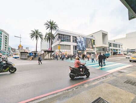 保障行人過馬路安全,避免轉彎車輛駕駛視線被A柱擋住,基隆市政府去年退縮市區6處路口行穿線。圖為仁二路、愛三路口。(張志康攝)