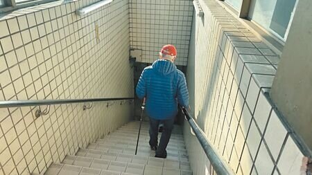 新北市新店區安康路一段與環河路口被稱為新店最危險路口,該處礙於龐大車流量難以畫設行穿線,民眾僅能通行地下道。(賀培晏攝)