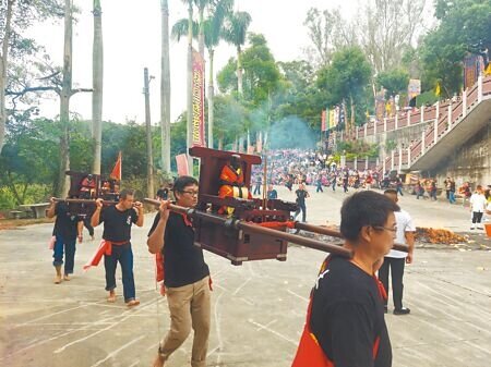 
一年一度的「林口迓老祖顯應祖師文化節」去年10月27日於頂福巖隆重展開，吸引信眾前來參與祈福。（張鎧乙攝）
