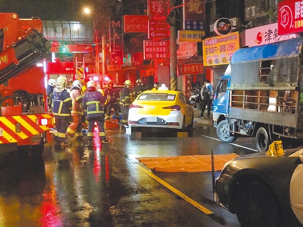 新北市中和區員山路19日凌晨發生驚悚死亡車禍，87歲洪姓老翁徒步過馬路時先遭電動機車撞倒，隨後又遭3輛車輾過，死狀悽慘。（中和警分局提供）