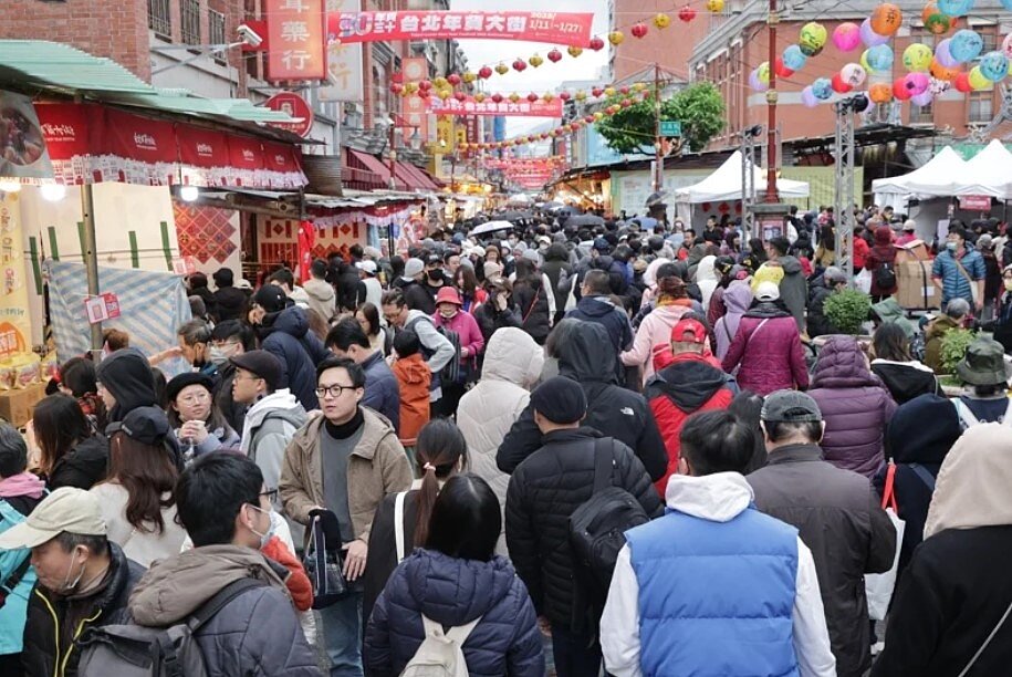 台北榮總神經醫學中心特約醫師王培寧說,一年中,春節假期前後,為失智長輩走失高峰,常見走失情境有二,第一、家人忙著大掃除,失智長輩自己開門外出、走失;二是多在熱鬧的年貨大街、百貨公司等發生走失情形。圖/聯合報系資料照