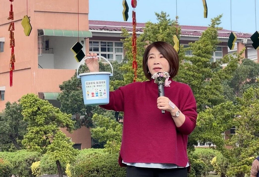 屏東縣府解決垃圾過量,減輕焚化爐負擔,縣長周春米說,採購3萬個瀝水廚餘桶免費發送,將補助民眾購買家用廚餘機,補助辦法及金額預計38婦女節前公布,邀請大家共同為垃圾減量努力。圖/記者劉星君攝影