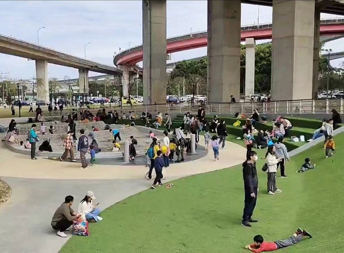 平鎮運動公園啟用後第一個周休大量人潮,部分遊戲設施破損疑裂縫,周邊交通混亂惹議。圖/記者曾增勳翻攝