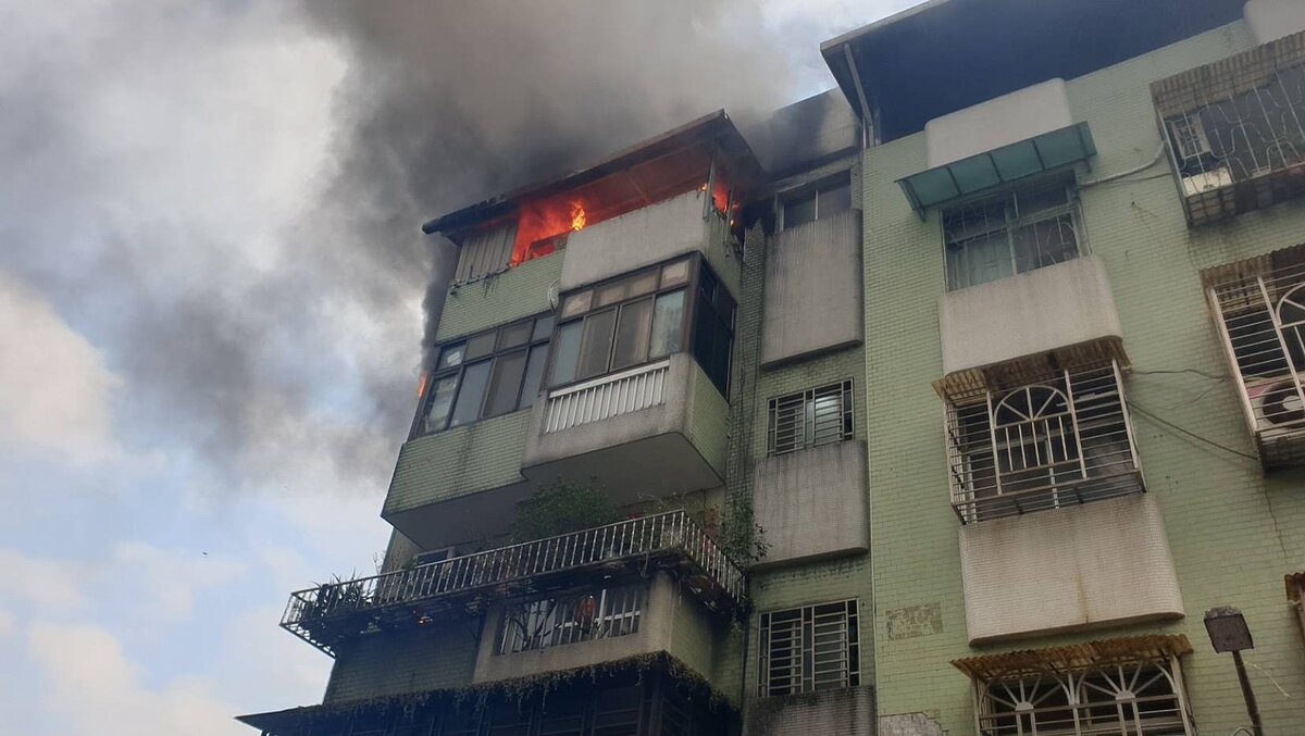 台北市文山區木新路巷弄一棟公寓，19日下午發生火警，消防隊趕到撲滅火勢，無人受困。圖／記者李奕昕翻攝
