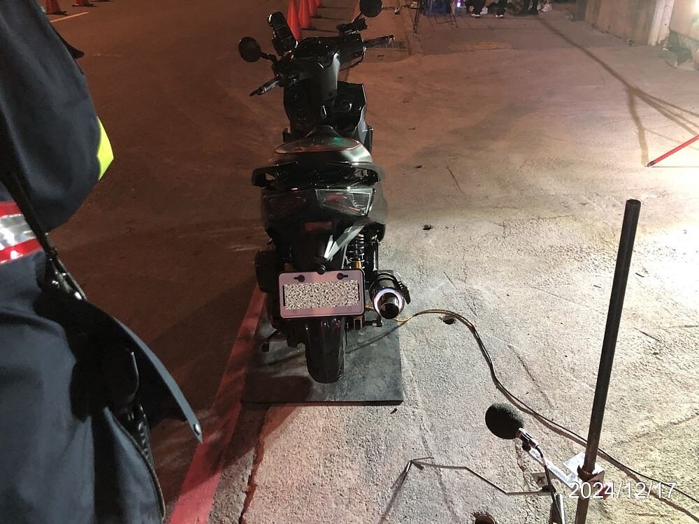 認證排氣管若不當使用或破損造成噪音遭環保局科技執法取締,亦將依噪音管制法處罰新臺幣1,800到3,600元。〈環保局提供〉