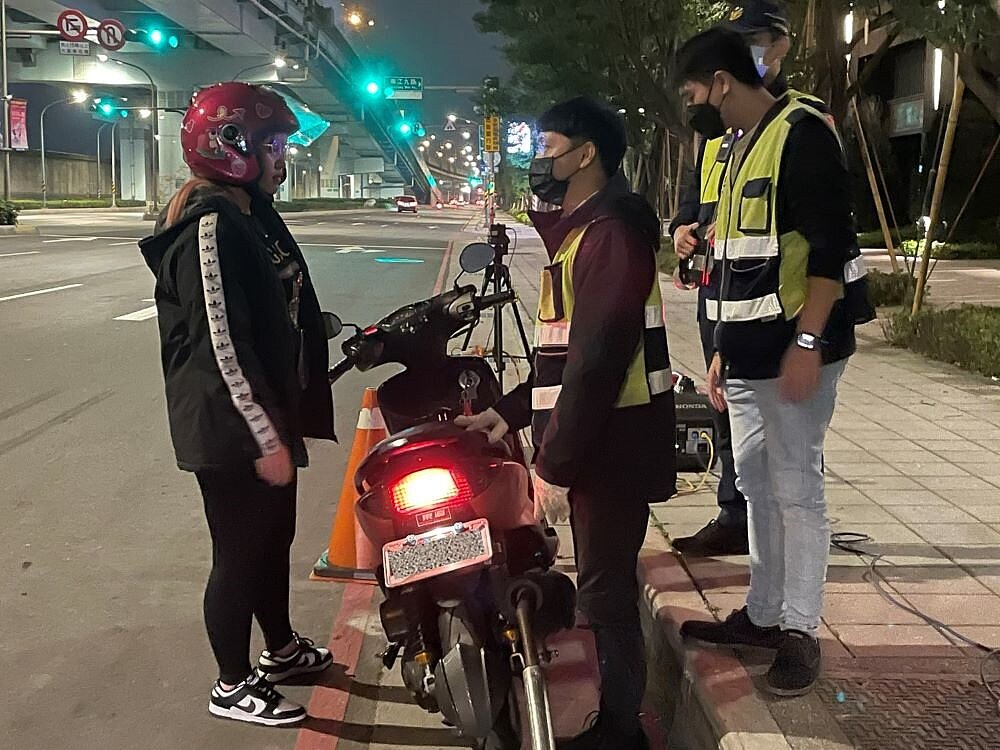 車輛排氣檢驗情形。〈環保局提供〉