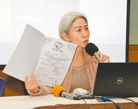 
香港作家李怡的遺孀邱近思（見圖）20日出面說明雙方婚姻情況、遺產等問題，並澄清李怡女兒的指控。（劉宗龍攝）
