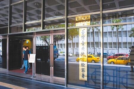 
劉彩萱與劉若琳保母姊妹凌虐1歲10個月大男童「剴剴」致死，台北地檢署循線追查發現她們涉嫌將潘姓嬰兒雙腳張開、跨站椅子蹲馬步，還任由5個月大蔡姓嬰兒遭另名嬰兒拉奶嘴掛繩反覆用力勒緊脖子，20日依妨害幼童自然發育等罪起訴兩人。（本報資料照片）
