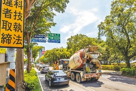 
新竹縣19處科技執法去年共舉發5萬4508件違規，平均每天舉發150件，今年將增加4處科技執法，維護道路和行人交通安全。（羅浚濱攝）
