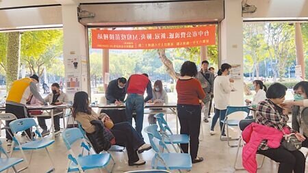 醫師提醒公費流感疫苗保護力為6成,只會減少重症機率,並不是不會感染,提醒民眾應落實出入公共場所戴口罩。(馮惠宜攝)