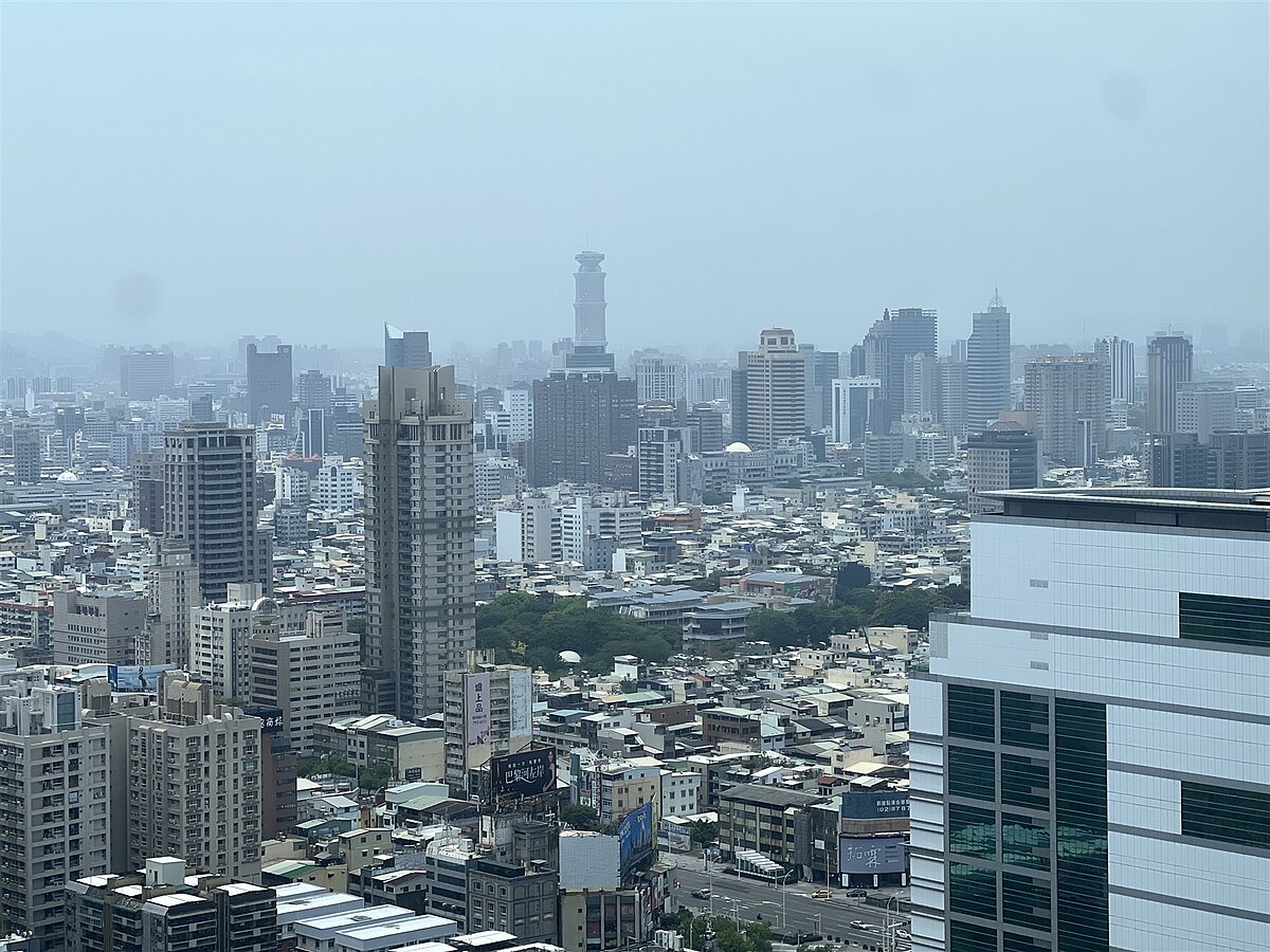 吳姓買家購屋時拉高合約價,後來與建商發生合約糾紛,房子遭建商單方解約賣掉,他向建商提高,討回120萬元及74萬違約金。圖為高雄市景。記者張議晨/攝影