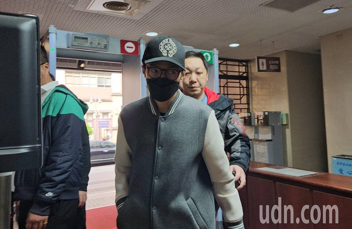 北市精舍命案已羈押4人，藝人李威今第三度到案作證不發一語。記者蕭雅娟／攝影 