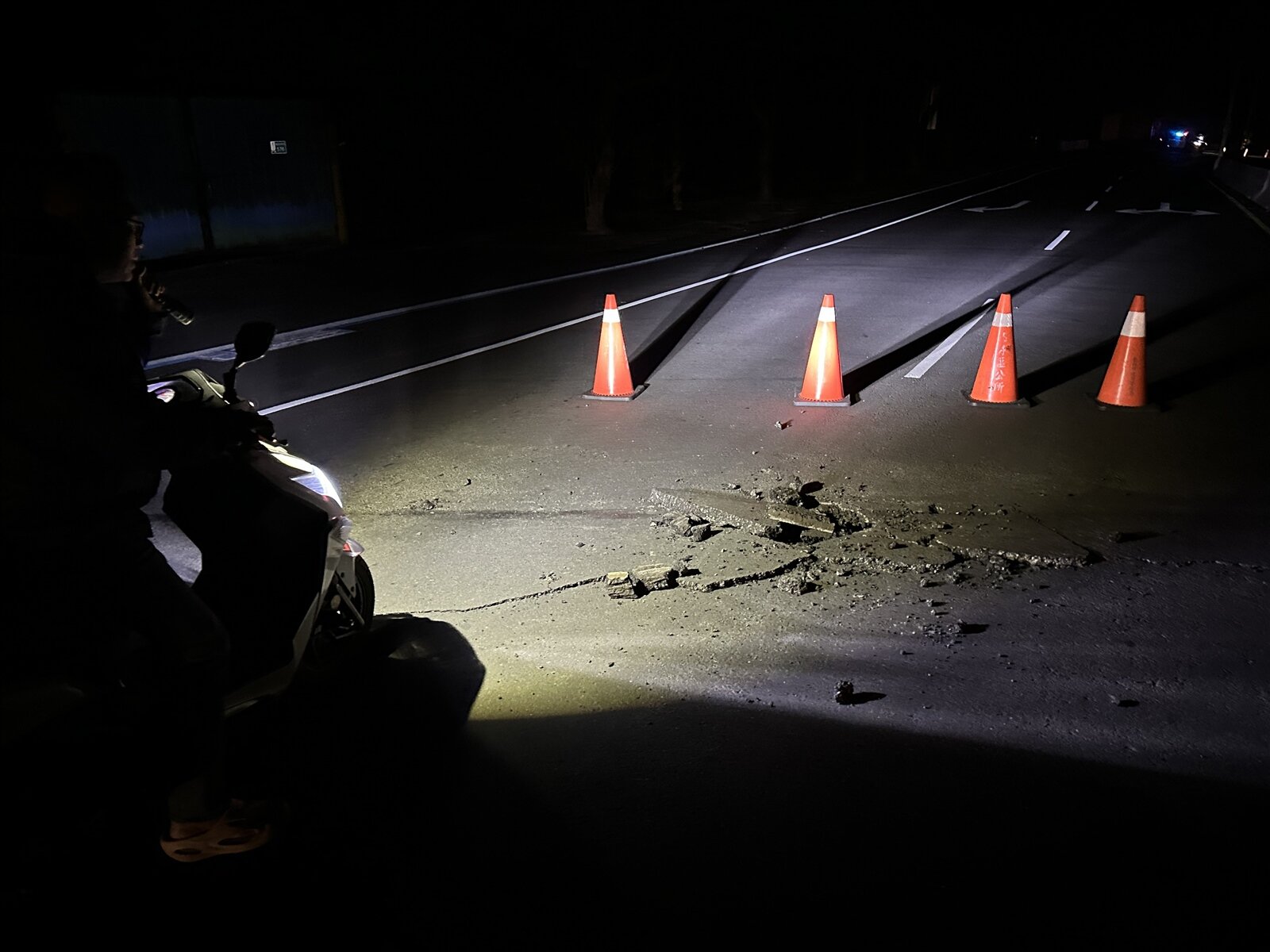 台南地震，台3線楠西段竹圍大橋路面破裂封閉。記者周宗禎／攝影 