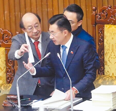 立法院院會20日審查總預算案,民進黨團總召柯建銘走到主席台和立法院副院長江啟臣(前右)溝通,一度引發緊張。(趙雙傑攝)