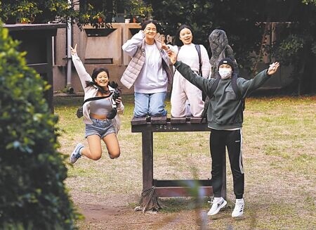 
大學學測20日結束後，考生興奮地跳起來慶祝。（陳俊吉攝）
