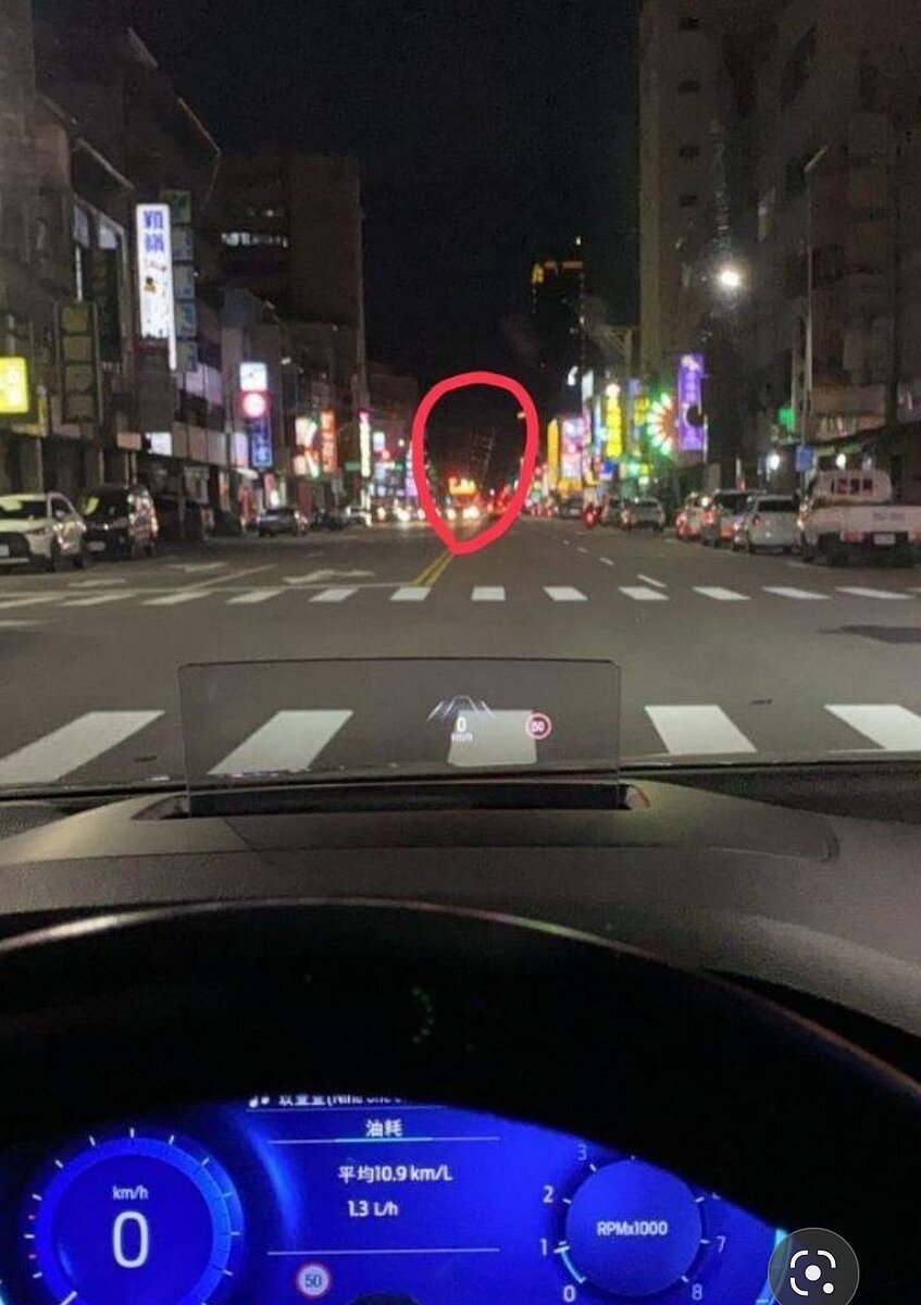 21日凌晨規模6.4地震後,網路社群流傳的照片,顯示遠處有樓房傾斜,警方確認沒樓房傾斜。圖/截自網路流傳照片