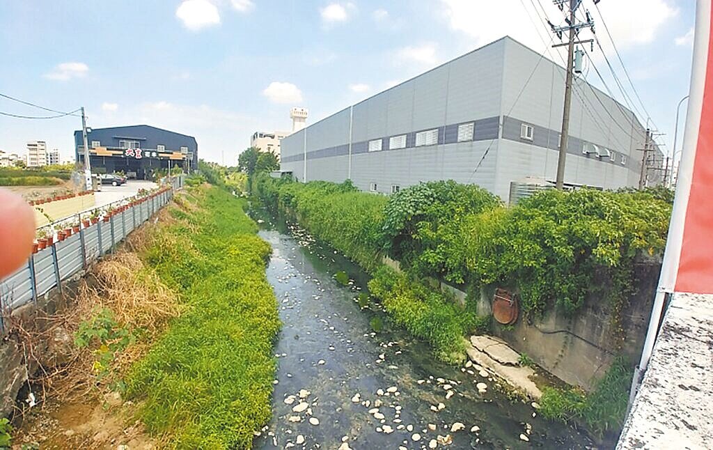 台南市政府獲中央經費辦理7件水利整治應急工程,包含拓寬永康區蜈蜞潭排水;圖為永康區蜈蜞潭中排現況。圖/台南市政府水利局提供