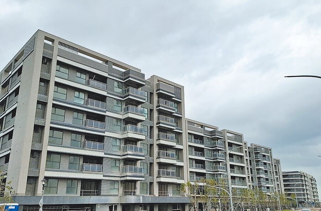 桃園航空城安置住宅興建1845戶，桃園市住宅發展處驗收全區工程中，力拚2025年4月分批辦理民眾驗屋、產權登記及移轉過戶，市議員呼籲市府別為了趕交屋做假象，周邊交通設施與5大管線都要同步到位。圖／桃園市住宅處提供
