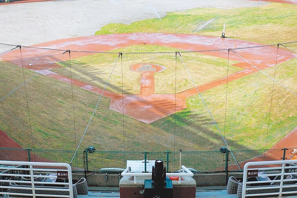 樂天桃園棒球場於去年底接連9場演唱會,導致草皮受損,桃園市體育局與球團加速修復作業,盼在燈會及職棒開打前整修完畢。(桃園市體育局提供/姜霏桃園傳真)