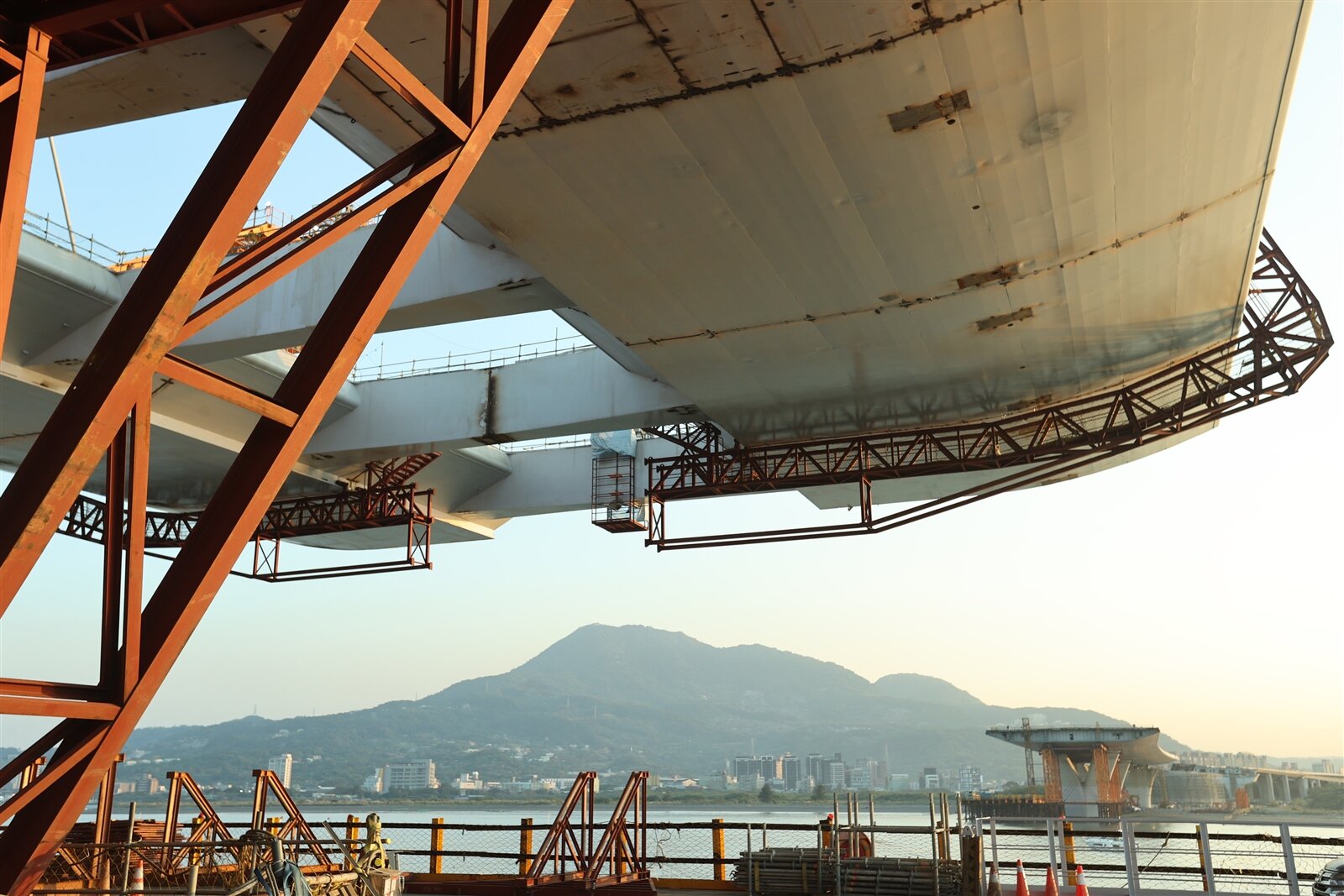 淡江大橋9月八里端閉合,2025年底可完工。記者蘇健忠/攝影