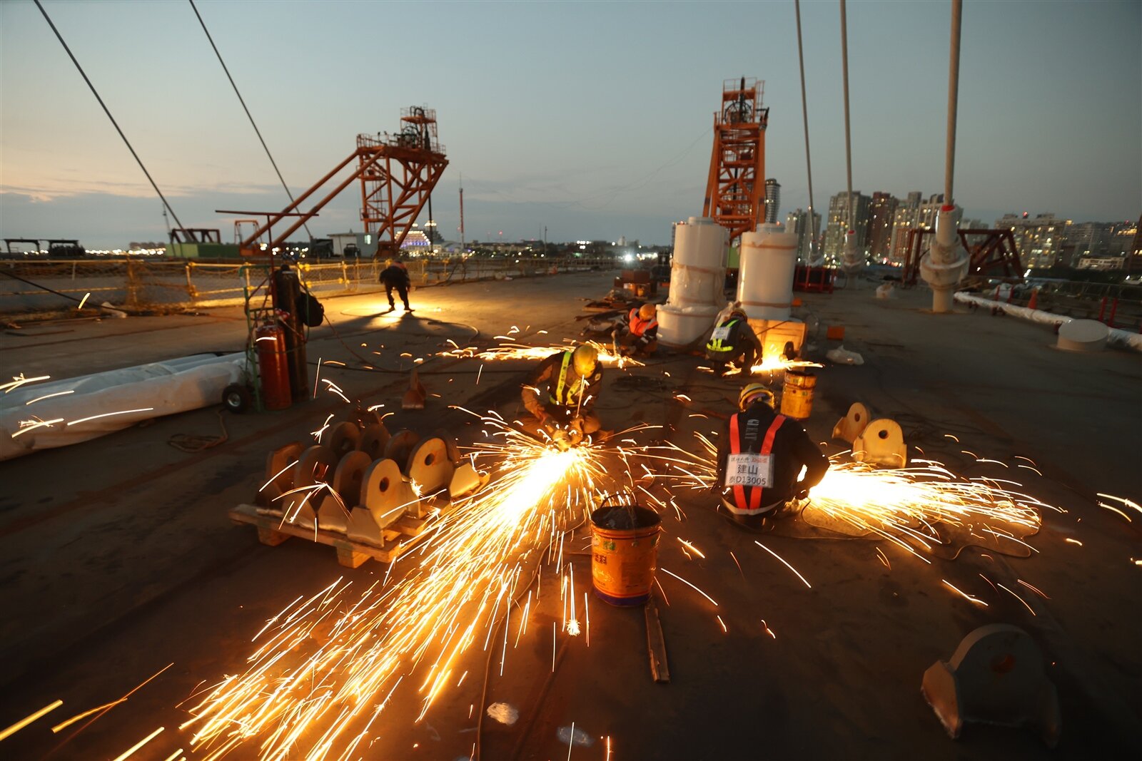 淡江大橋預計2025年底完工,工人在將移除吊耳後,橋面焊接的地方磨平。記者蘇健忠/攝影