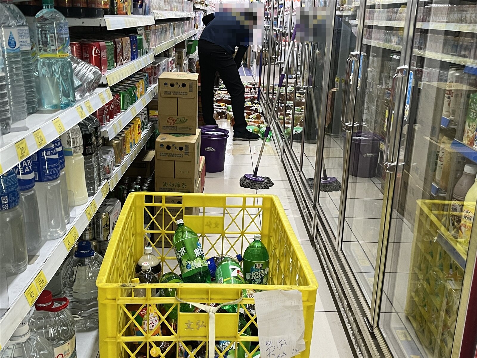 24小時營業超市貨架上的貨品掉落一片狼藉,店員忙著清掃整理。記者李宗祐/攝影
