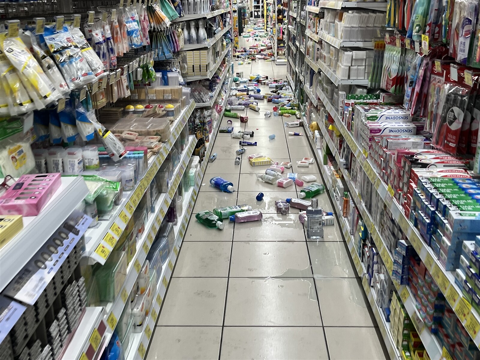 24小時營業超市貨架上的貨品掉落一片狼藉。記者李宗祐/攝影