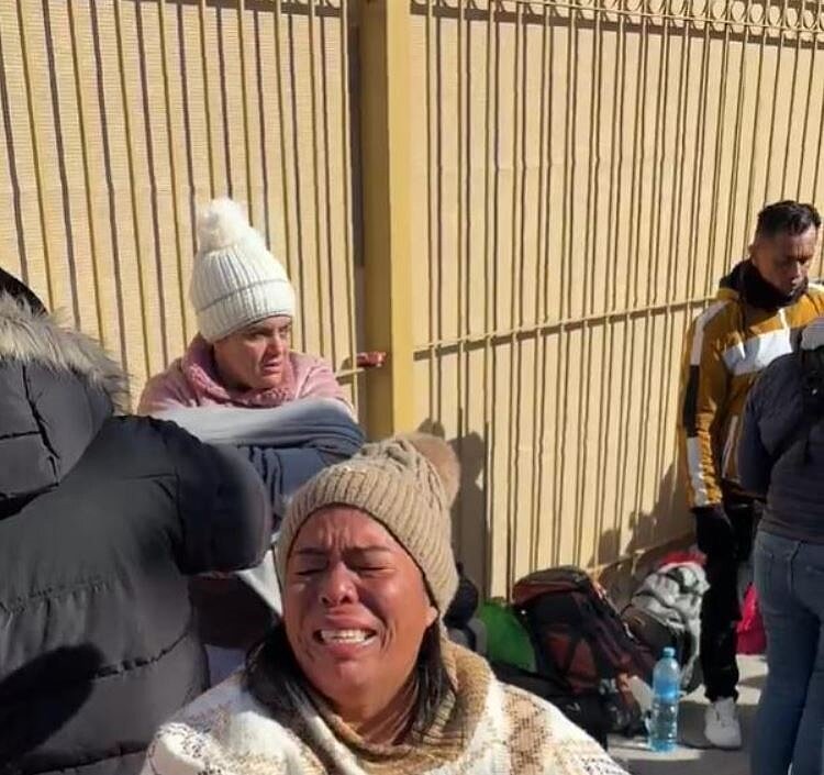 美墨邊境移民得知申請庇護的應用程式取消所有審批後痛哭。圖/截自@arelisrhdz在X的影音