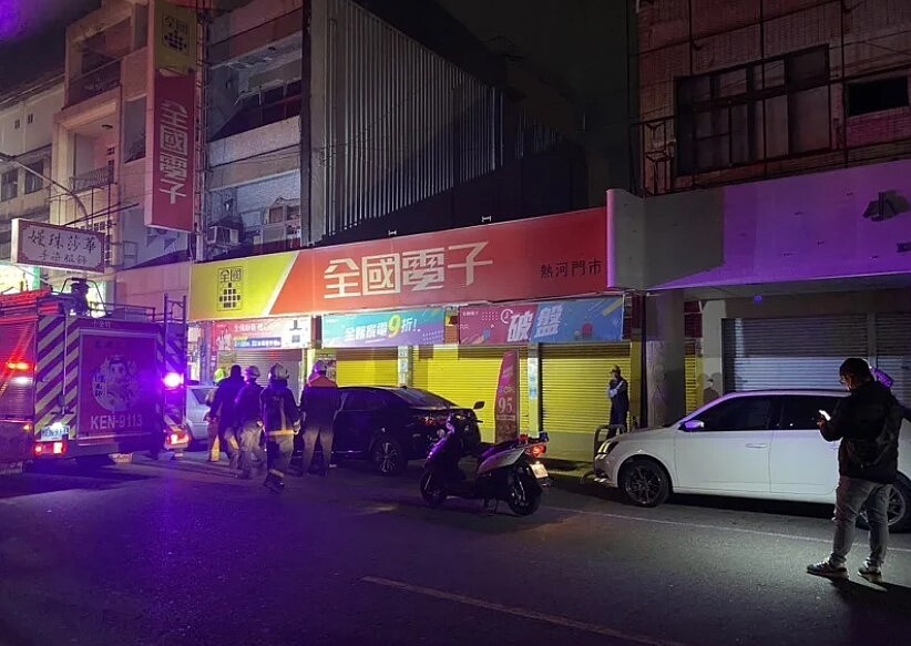 轄區三民一警分局警方趕抵,發現只有全國電子賣場的水管漏水,並無網傳歪樓或火警狀況,證實為誤傳的假訊息。圖/記者石秀華翻攝