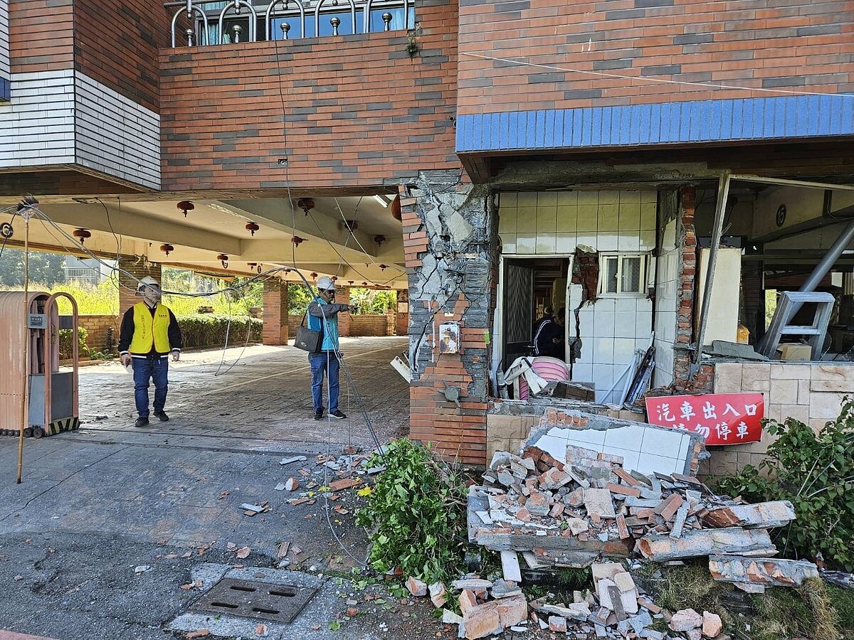 台南玉井六層大樓梁柱受損住戶逃離，結構技師會勘後認為可以補強。圖／市府工務局提供。