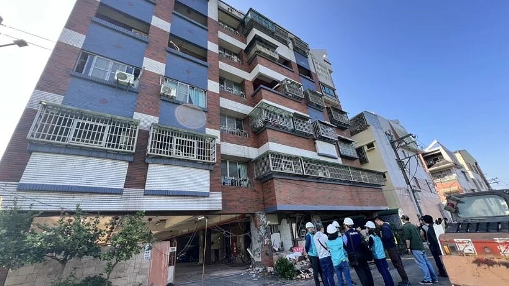 台南玉井六層大樓梁柱受損住戶逃離，結構技師會勘後認為可以補強。記者周宗禎／攝影
