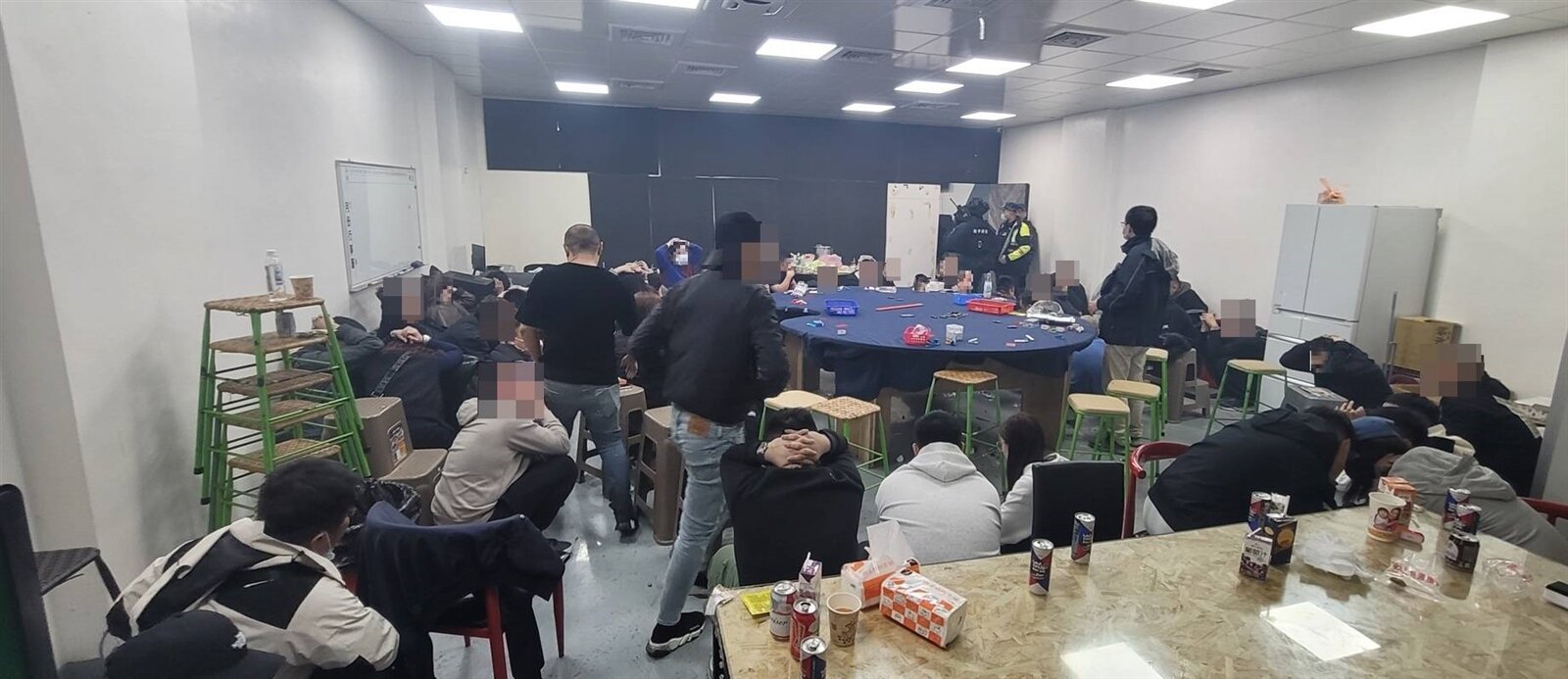 現場在保安警察大隊霹靂小組實施破門攻堅下,一舉查獲負責人及賭客計70人。圖:讀者提供